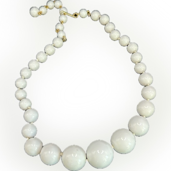 Vintage mid-century white graduated chunky beaded necklace made in Japan 14”+4” - Picture 6 of 12